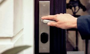 Lee más sobre el artículo ¿Por qué instalar una cerradura digital antes de tu próximo viaje?