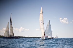 Lee más sobre el artículo Viajes en velero: Cuando viajar es dejarse llevar por el viento