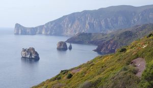 Lee más sobre el artículo Descubrir Cerdeña de una forma diferente – Ruta por la Costa Verde viajando en ferry desde Barcelona