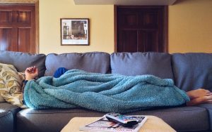 Lee más sobre el artículo ¿Qué es y cómo funciona el couchsurfing?