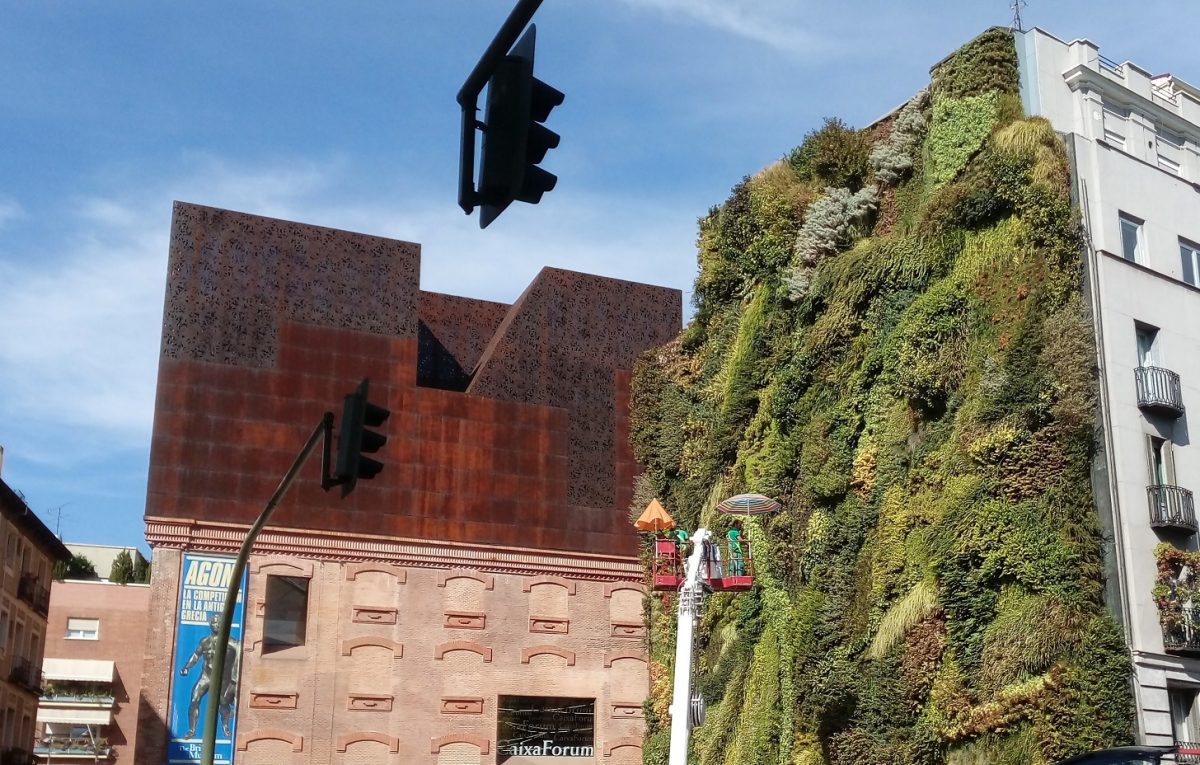 Lee más sobre el artículo CaixaForum Madrid y su Jardín Vertical en la milla de los museos de Madrid