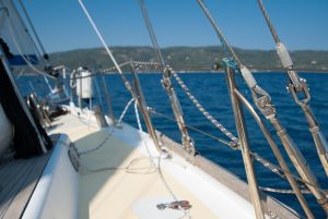 Lee más sobre el artículo ¿Qué es un catamarán y cuáles son las ventajas de alquilarlo en Mallorca?