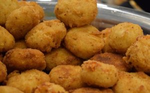 Lee más sobre el artículo De tapas por Madrid: ¿Qué comer y dónde vivir el ambiente más auténtico de la capital?
